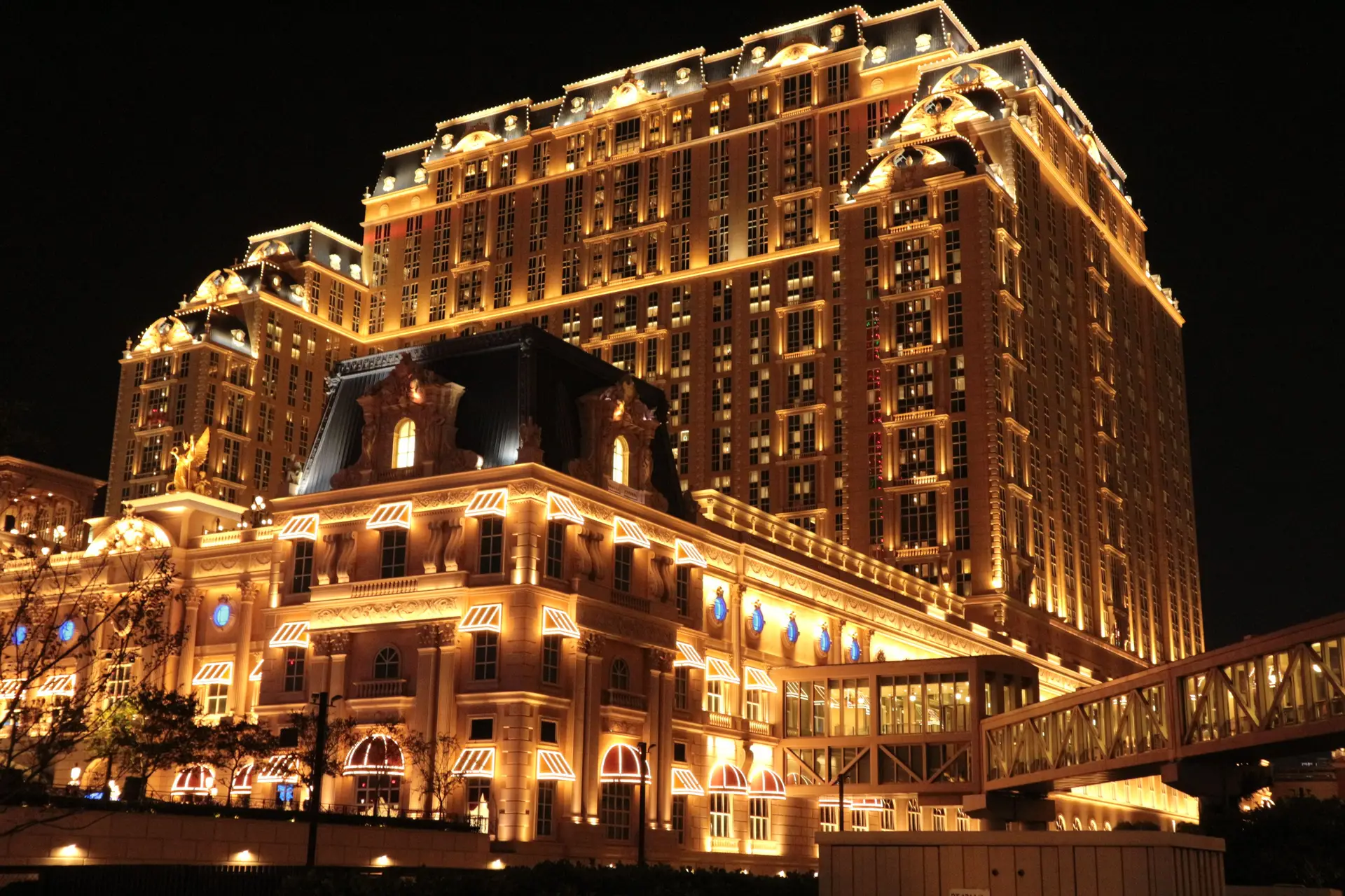 Norquessa Grand Hall exterior nocturno